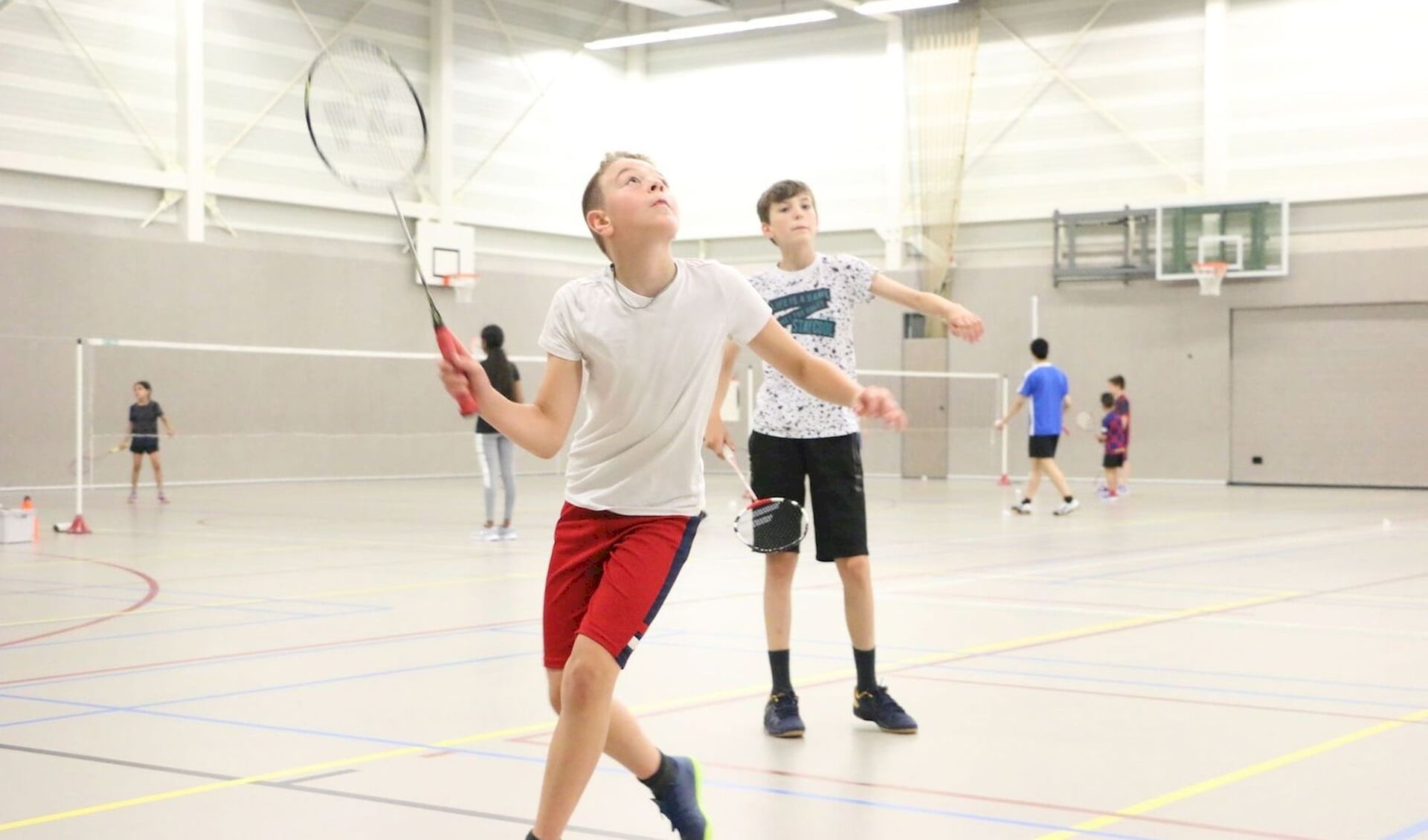 Onze jeugdgroepen badmintonnen o.m. elke zaterdag