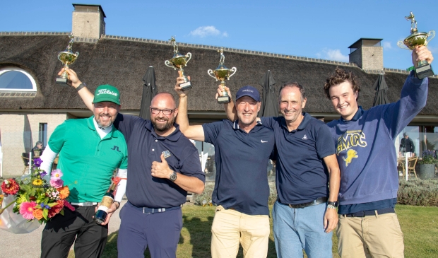 De ProAm-winnaars op een rij, v.l.n.r.: Mark Reynolds, Ralph Miller, Gerard Kloosterboer, Michiel van Zutphen en Teun Kloosterboer