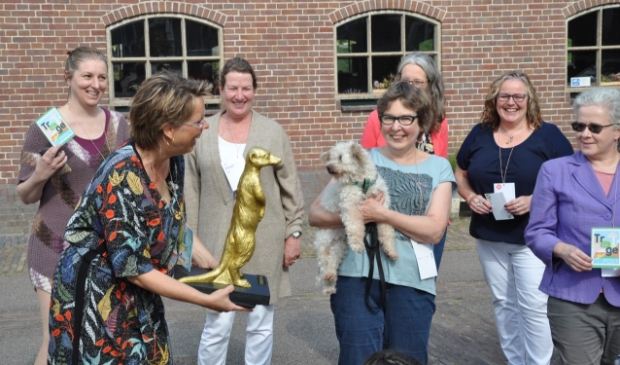 <p>Marieke Vader-Vink en het Gouden Stokstaartje verwelkomen bezoekers in De Hoeftuin<br><br></p> 