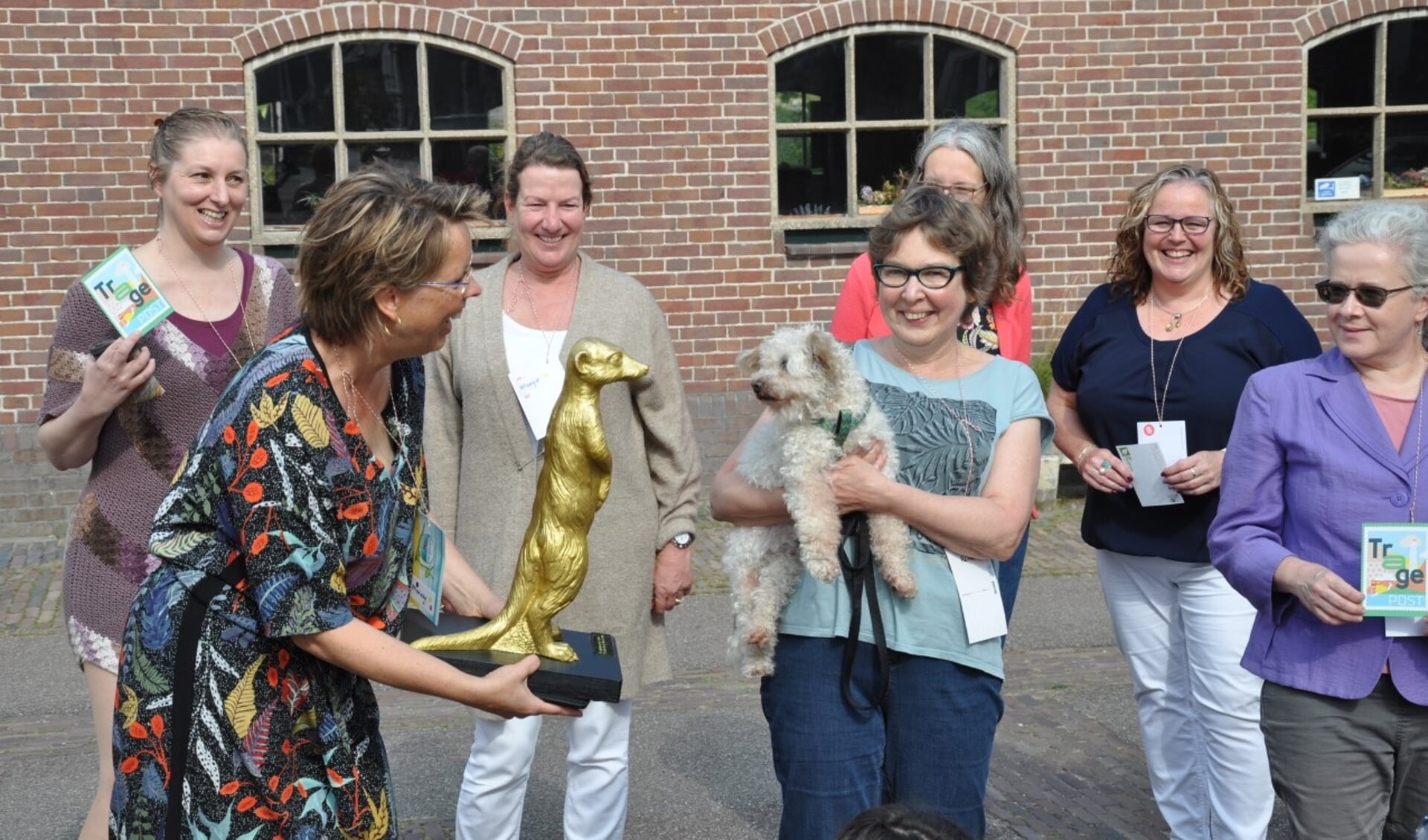 Marieke Vader-Vink en het Gouden Stokstaartje verwelkomen bezoekers in De Hoeftuin