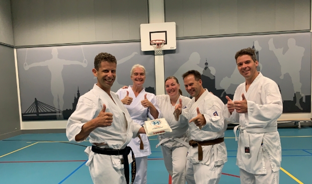 Een gedeelte van de groep staat klaar om de taart aan te vallen