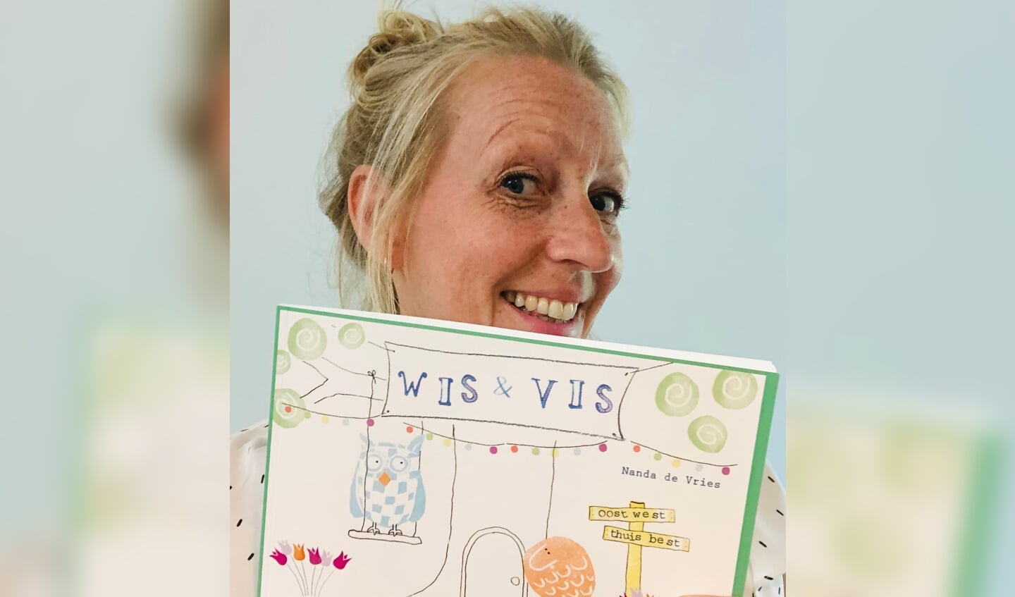 Maarssense kinderboekenschrijfster Nanda de Vries met haar nieuwe boek