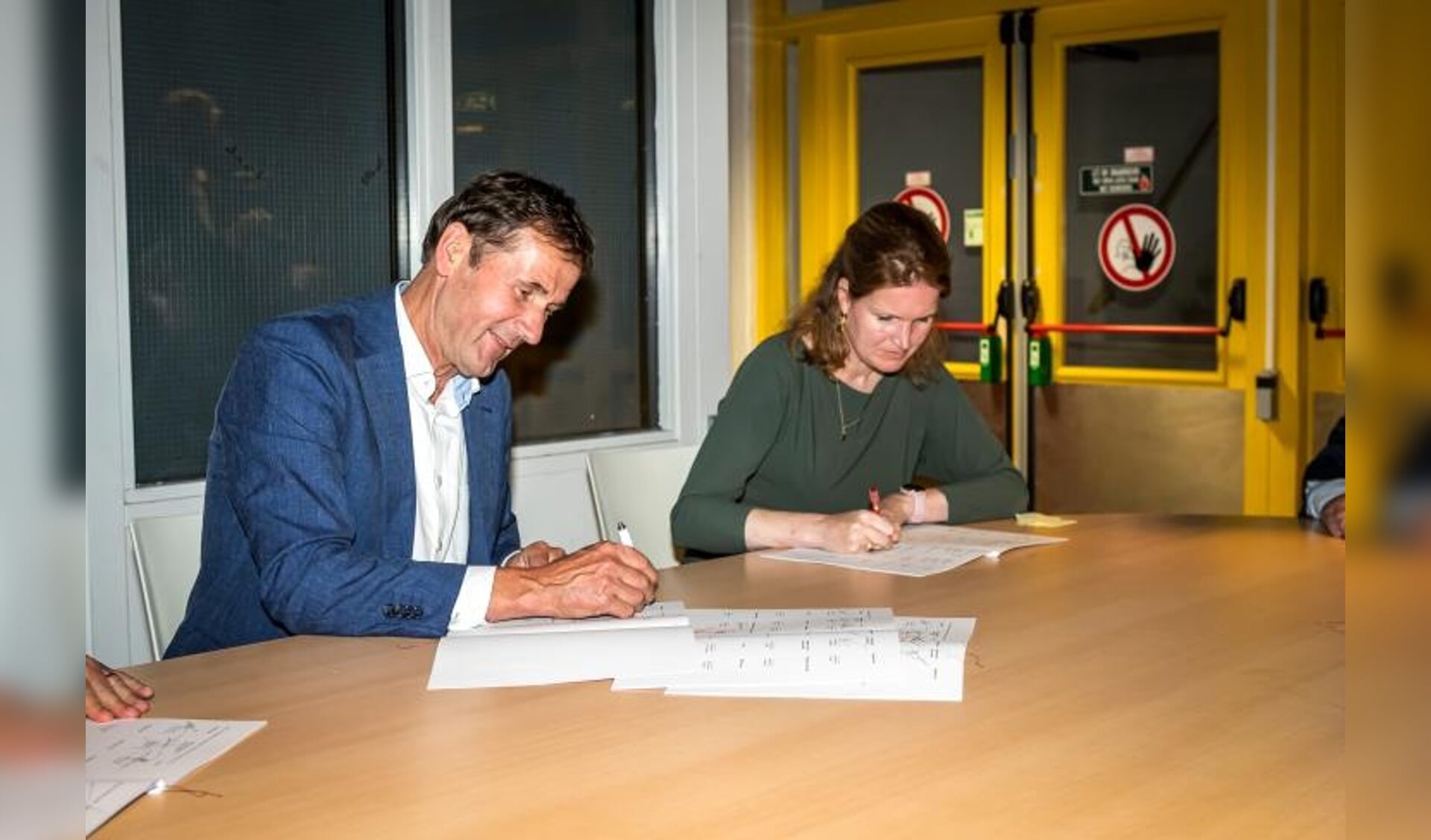  gedeputeerde Rob van Muilekom en Marian Dobbe van KOOS Utrecht tekenen de overeenkomst Citydeal Health Hub 