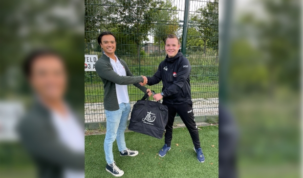 links (eigenaar van JTW projecten en sponsor Twan van den Top en rechts Joey van Beek (hoofdtrainer van PVCV J014-2