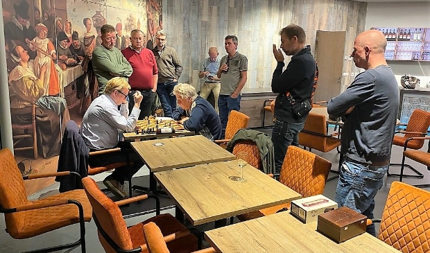 In spanning kijken naar de beslissende partij van Hans van Dijk