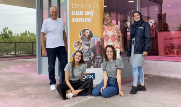 <p>an Bloemkolk, Ank van Engelen en Saida Marouf<br>Zittend links Charie van Engelenburg en rechts stagiaire Pippi Brouwer.<br><br></p>
