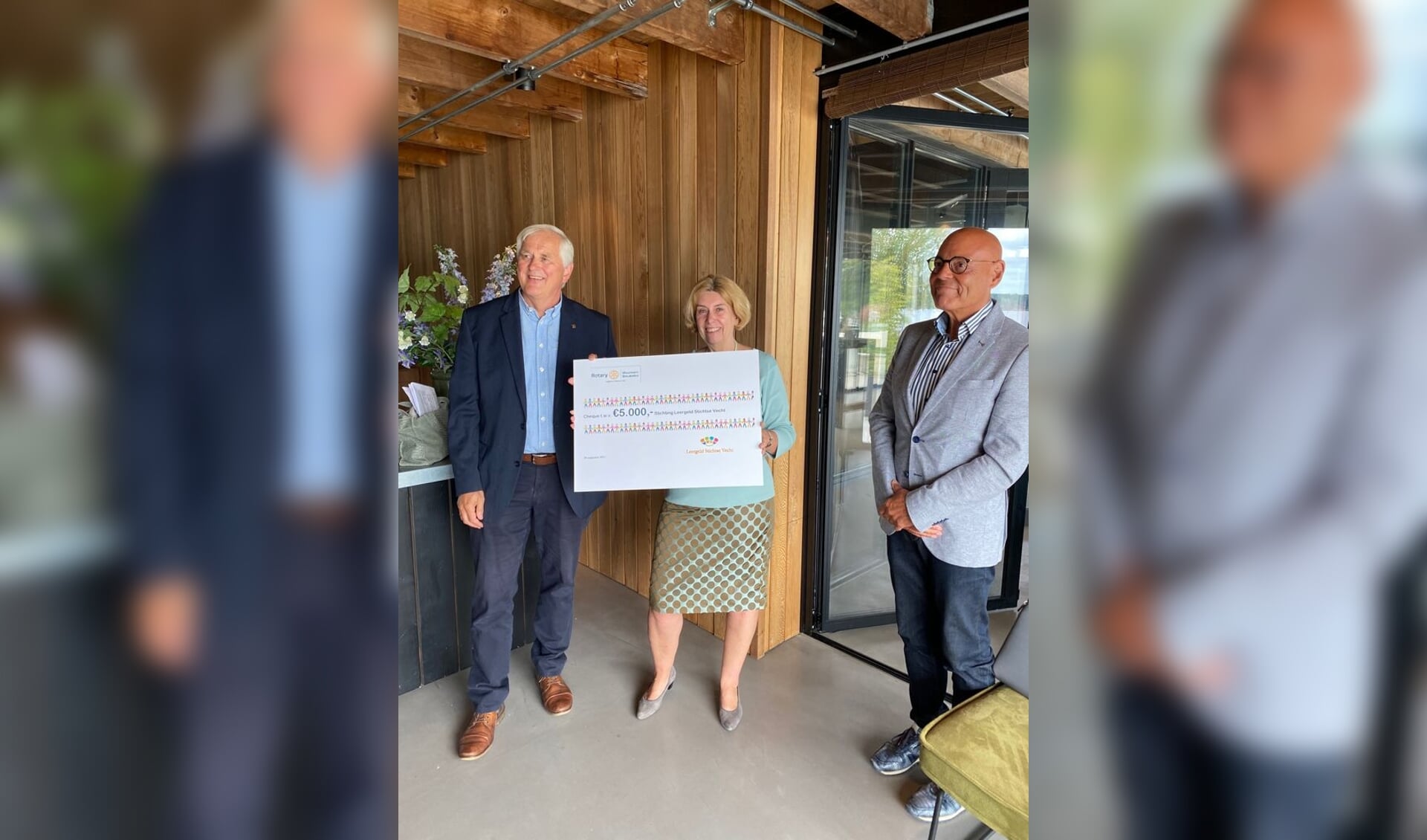 Ineke van Rossum en Daan Weenk van Stichting Leergeld ontvangen de cheque t.w.v. € 5.000,- van de duovoorzitters Odette Radecker en Rob Lichtveld. 