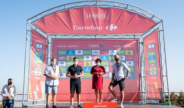 <p><em>Wethouder Huib van Olden ('s-Hertogenbosch), wethouder Klaas Verschuure (Utrecht), burgemeester Sharon Dijksma (Utrecht) en wethouder Daan Quaars (Breda) tijdens een bezoek aan La Vuelta dit jaar. </em><strong>© La Vuelta Holanda</strong> </p>