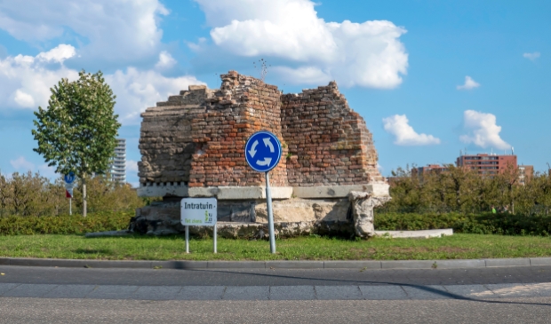 <p>Muur op rotonde bij de Romeinse Wachttoren</p> 