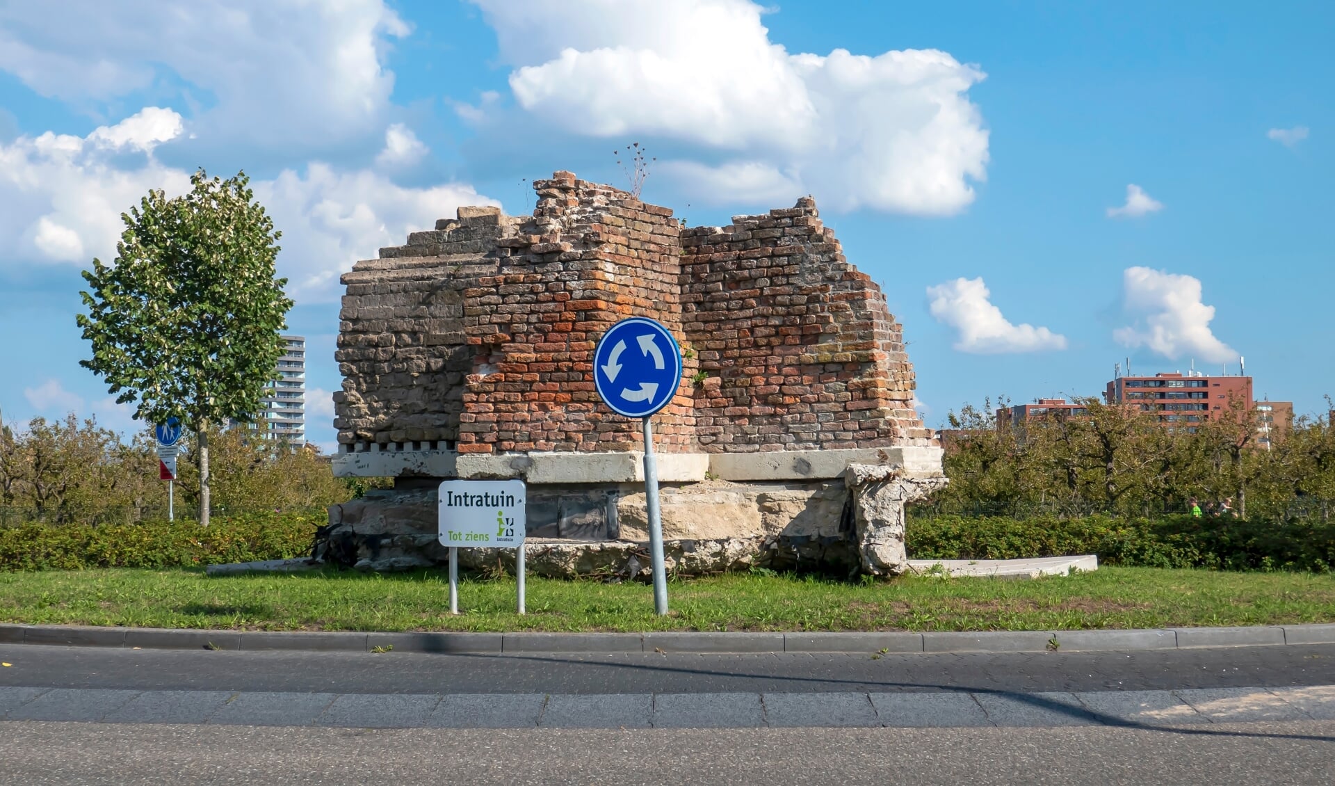 Muur op rotonde bij de Romeinse Wachttoren
