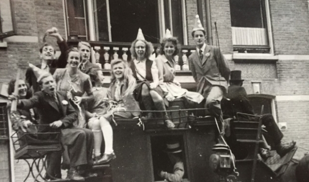 <p>In 1947 togen deze geslaagde eindexamenkandidaten op een Jan Plezier feestend door de stad Utrecht.</p> 