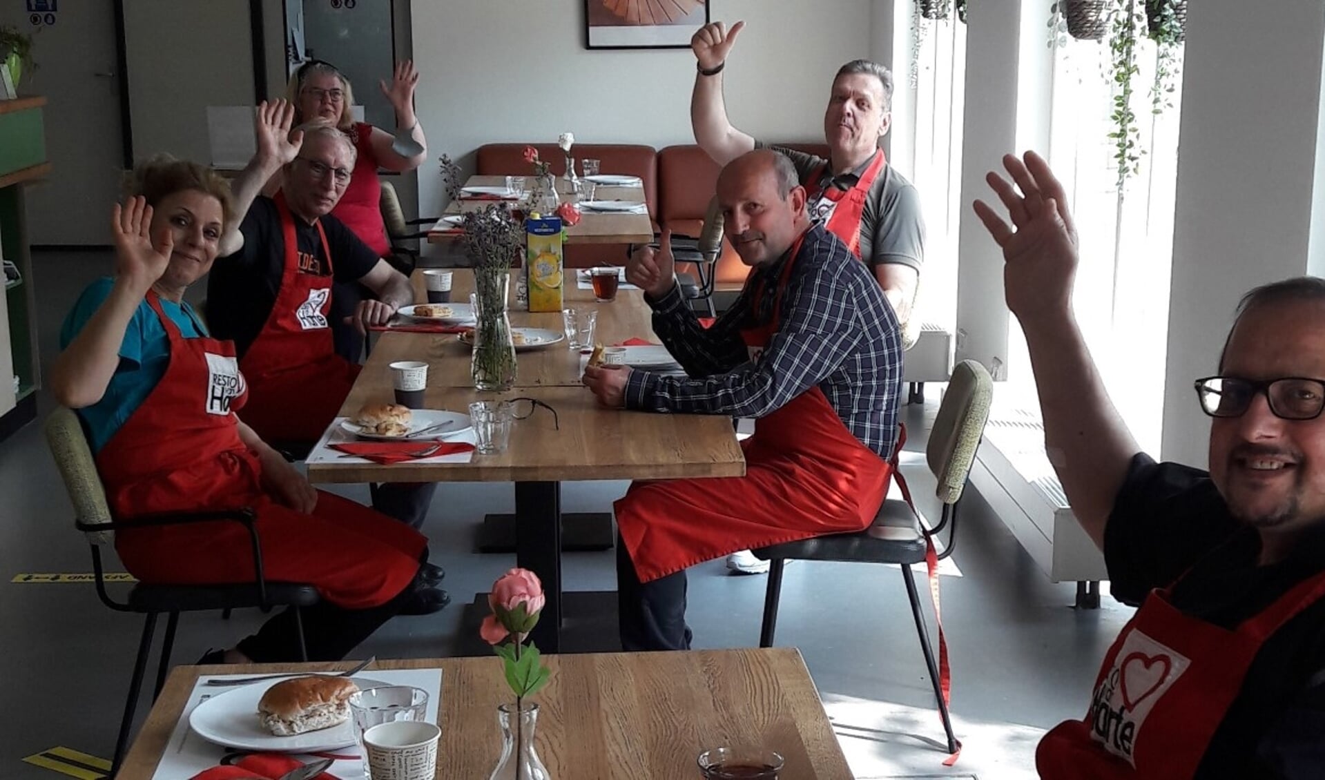 Proefopstelling coronaveilig aan tafel bij Resto VanHarte Leidsche Rijn. Foto Jolanda Panis 
