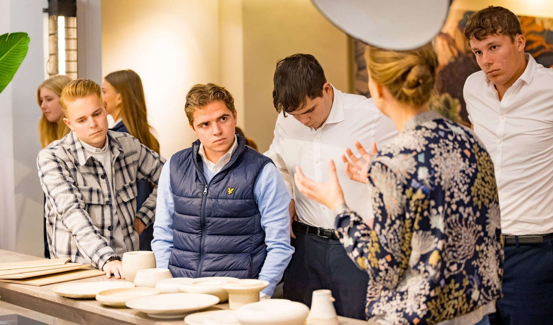 Studenten van het Horeca & Toerisme College krijgen uitleg bij restaurant Maeve