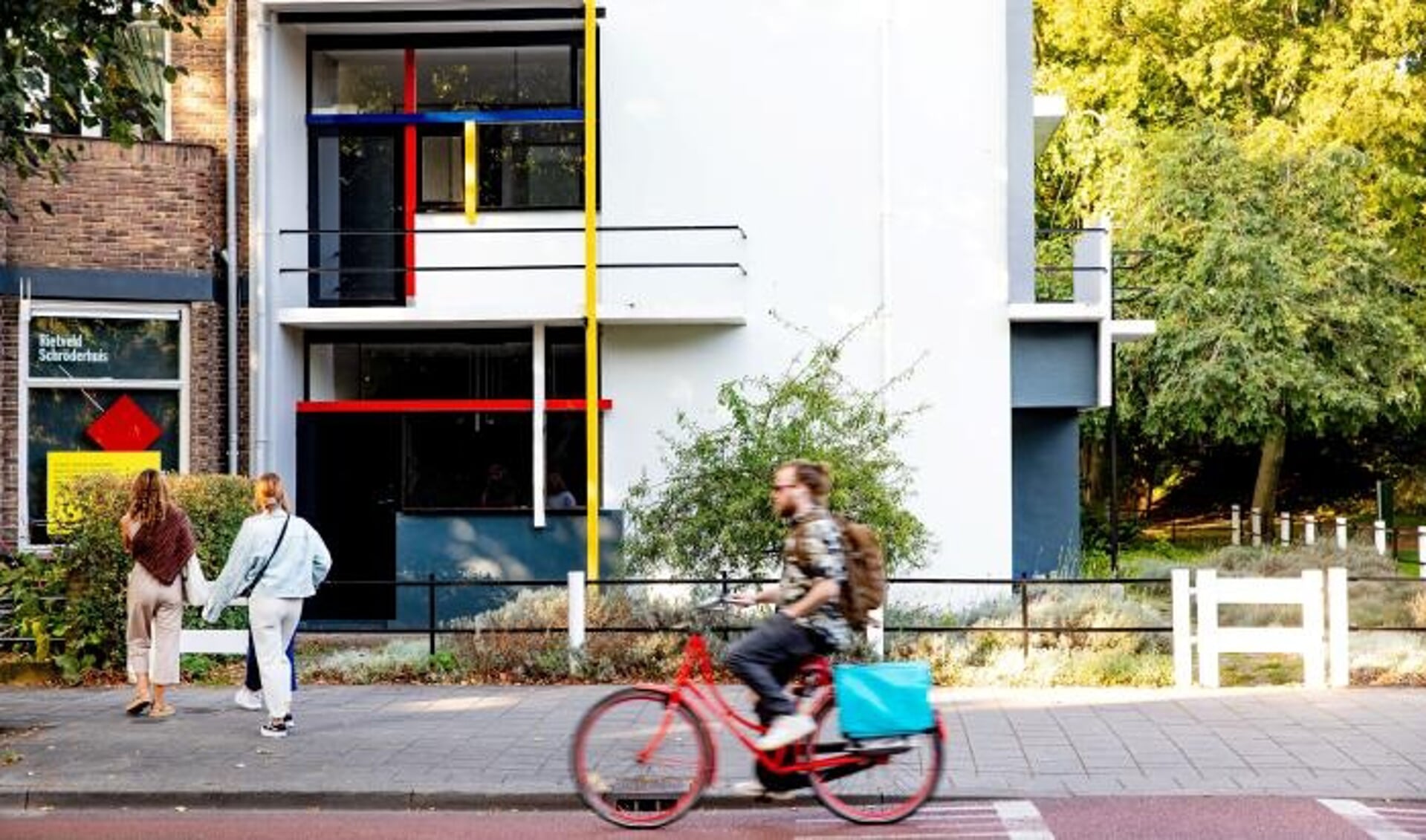 Retveld Schröderhuis met fietser, foto: Iris van den Broek 