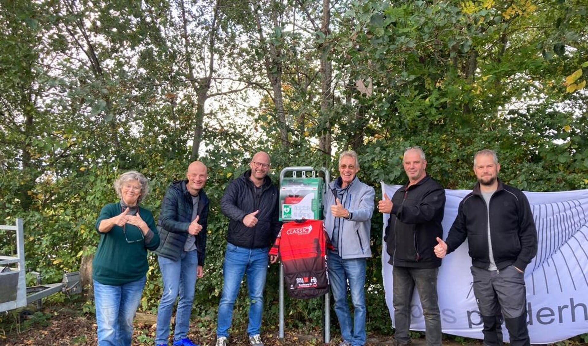 Bestuursleden van Stichting Jacco Versluis en Ons Polderhart blij met de AED in de polder