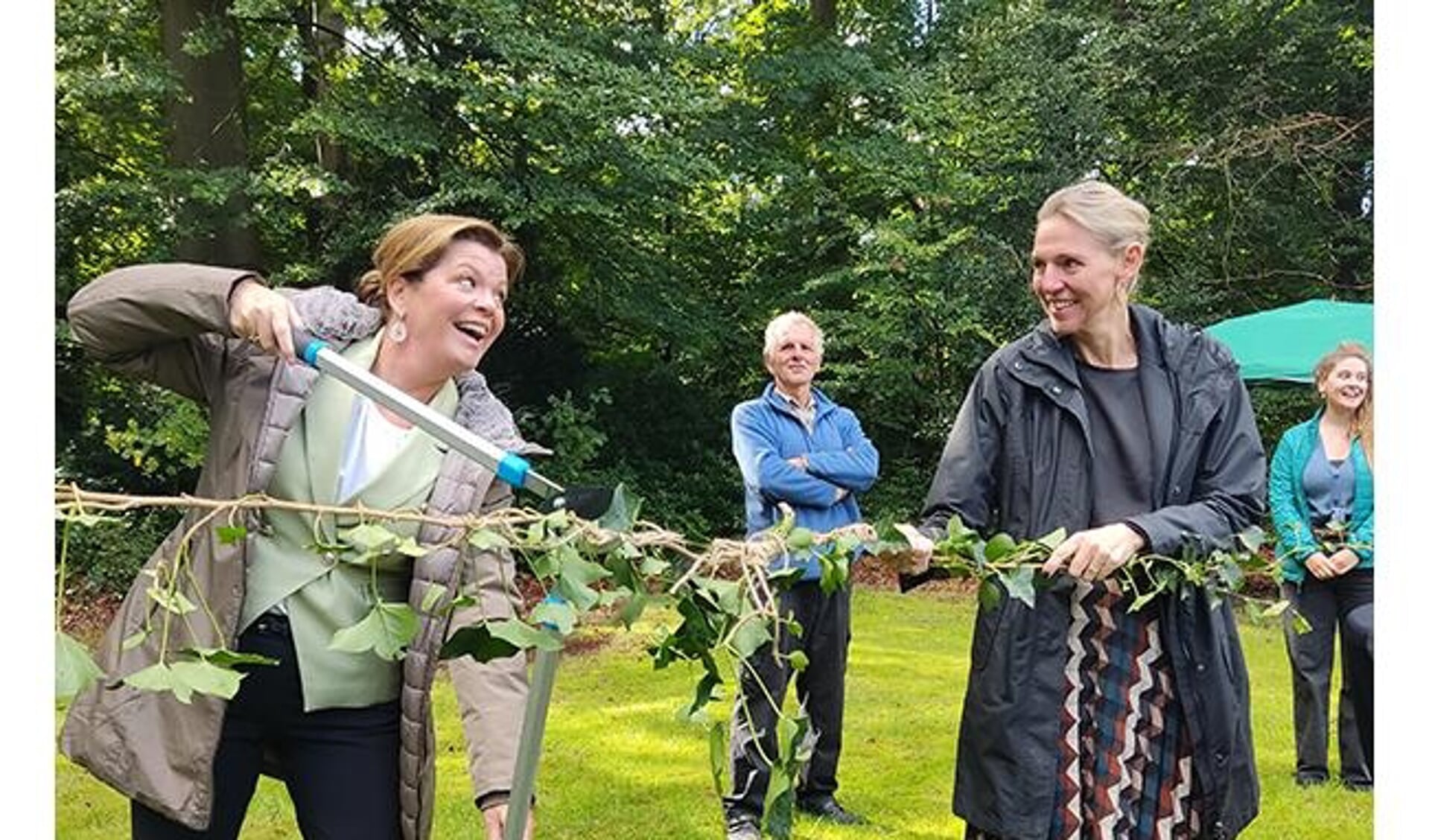 Foto: Minister Christianne van der Wal (Natuur en Stikstof) en gedeputeerde Mirjam Sterk (Natuur en Landbouw) geven het startschot voor de verplaatsing van 50.000 bomen 