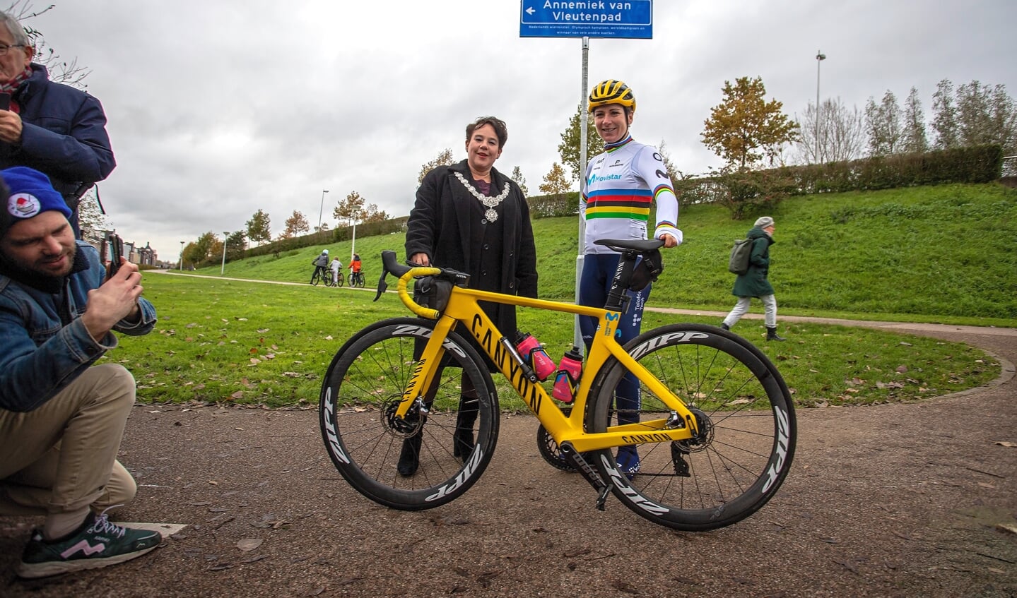 Ze kwam op de fiets, in haar wereldkampioenstrui. Foto: Ronald Correljé