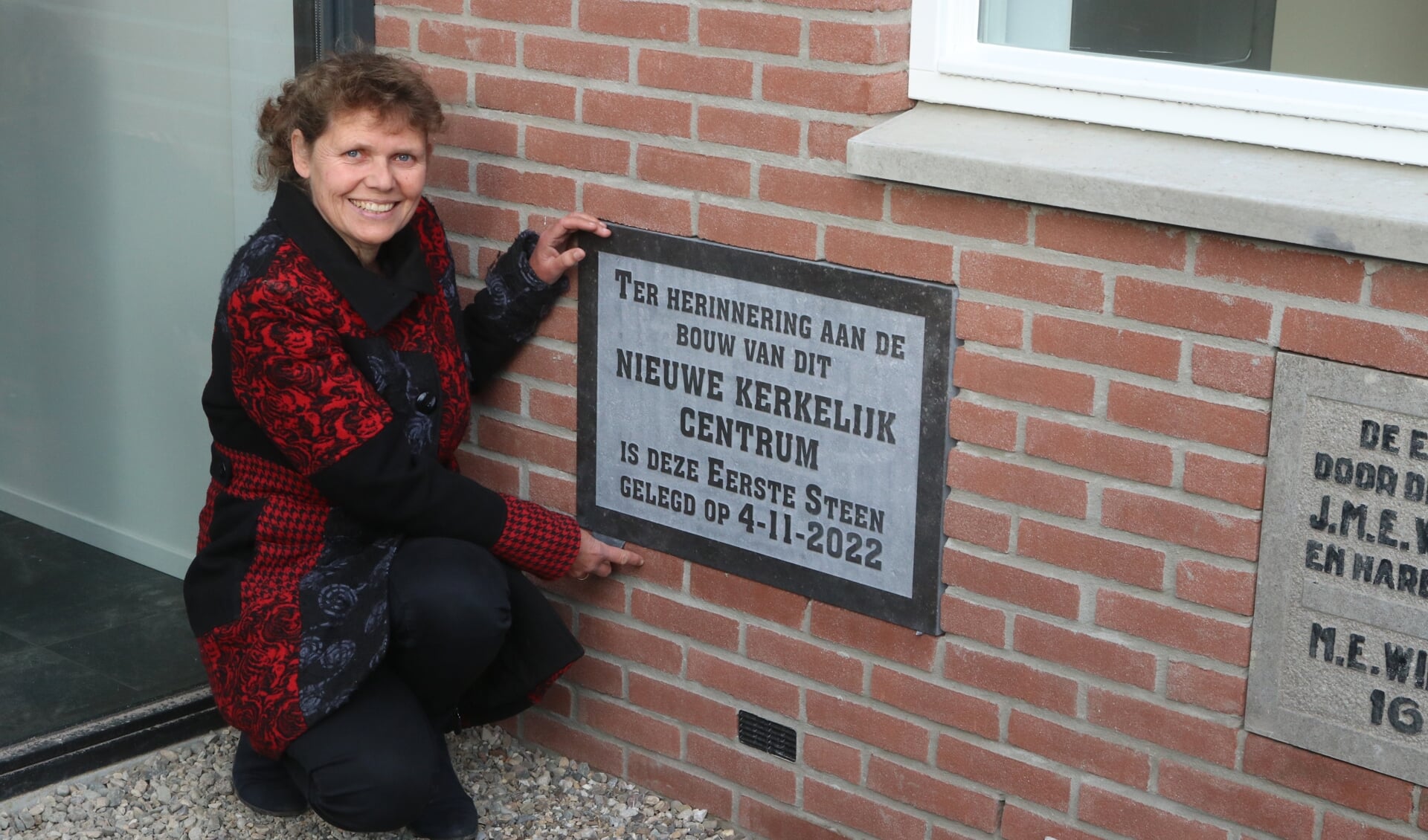 Symbolische eerste steen door predikant Ds. Marijke Gehrelds. 
