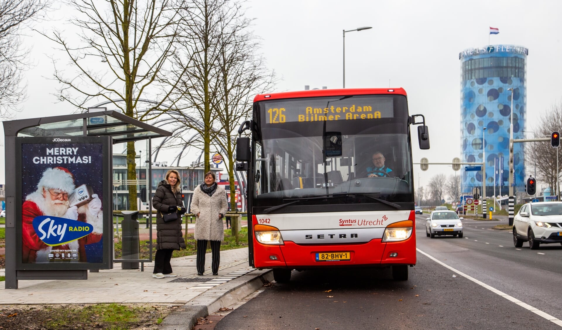 Wethouder Mobiliteit Vijselaar en contractmanager Keolis Spierenburg stappen in de bus bij de nieuwe halte op de Meibergdreef..