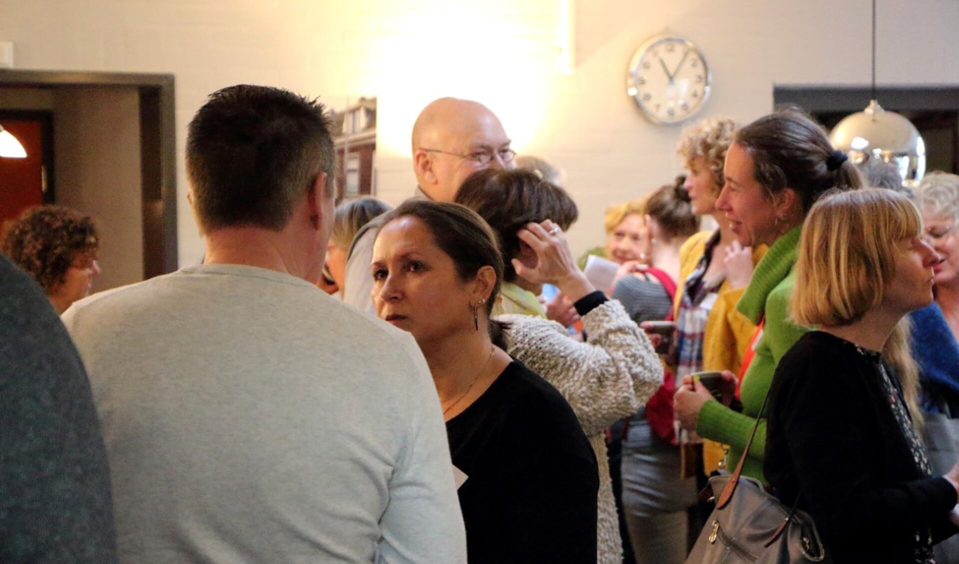 "Werkzoekende vijftigplussers gaan bij Netwerkcafé Utrecht met elkaar in gesprek om aansluiting te vinden bij de veranderde arbeidsmarkt 
