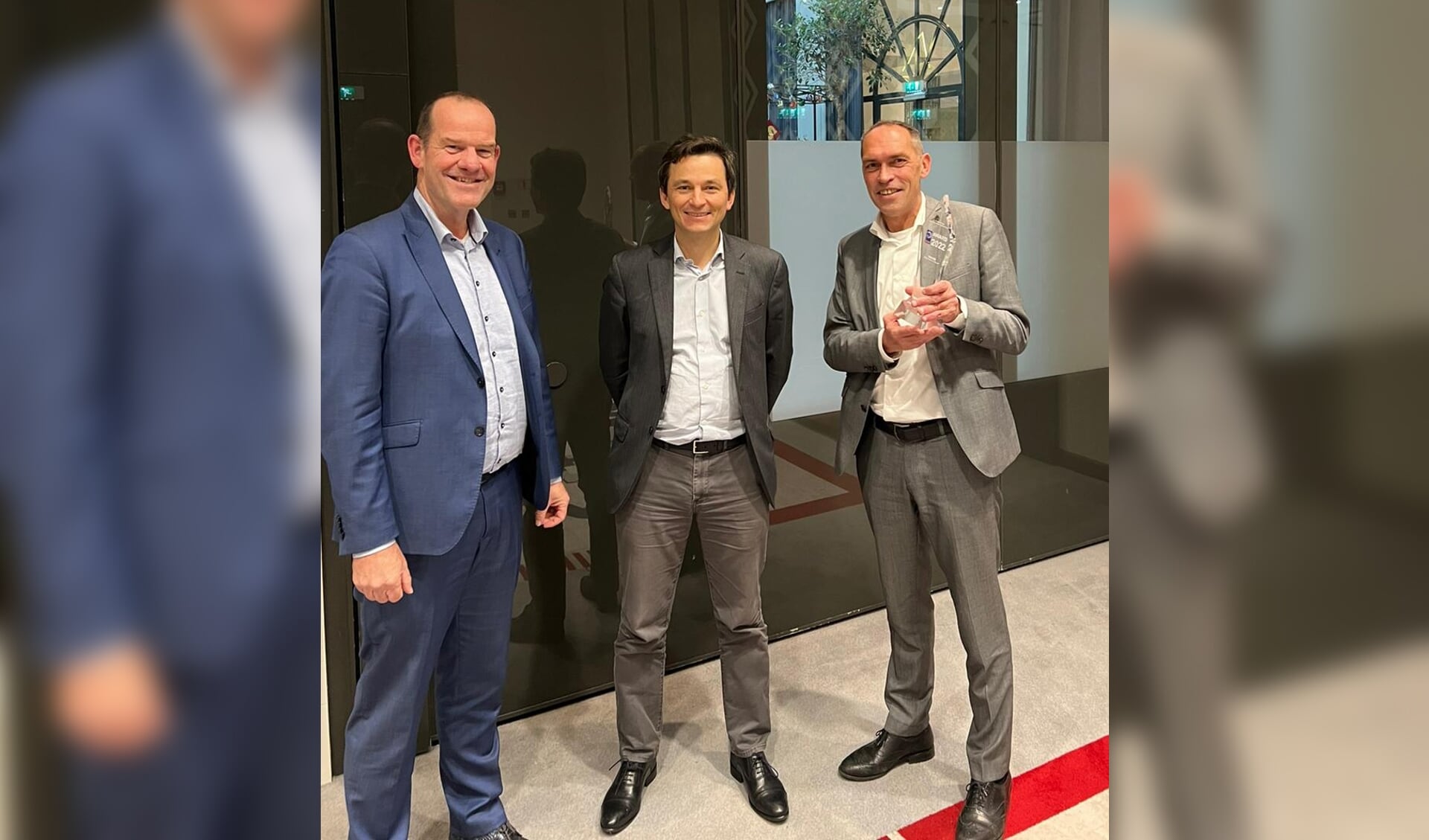 vlnr. Jan Hofstede (CEO Zeeuw & Zeeuw), Jerome Daumont (President GCRE) en Marco Ligtelijn (Directeur Renault/Dacia Zeeuw & Zeeuw)