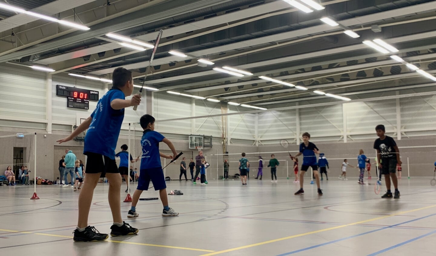 Onze jeugdgroepen badmintonnen elke vrijdag en zaterdag 