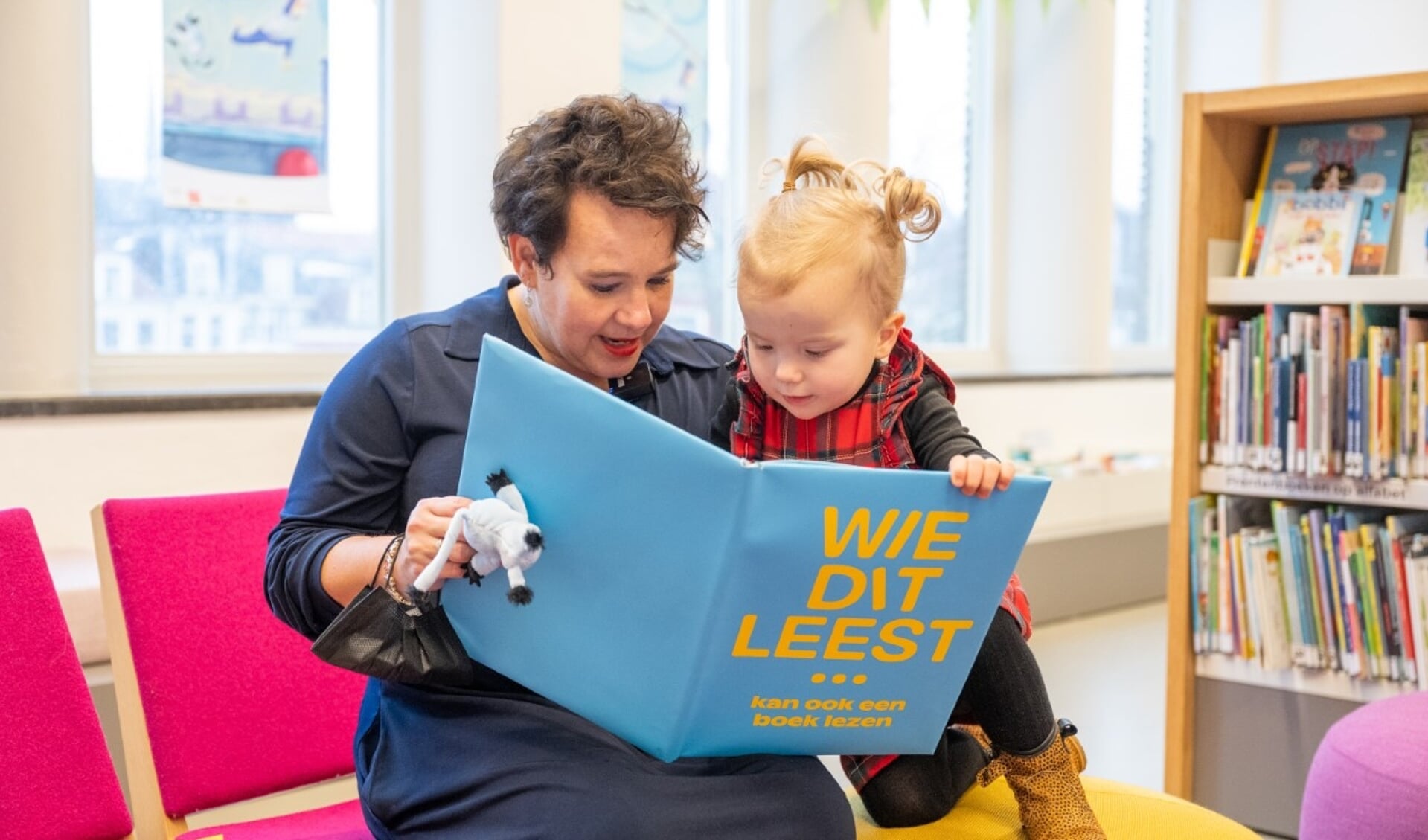 Burgemeester Sharon Dijksma leest haar dochter voor in de bieb © Jelmer de Haas 