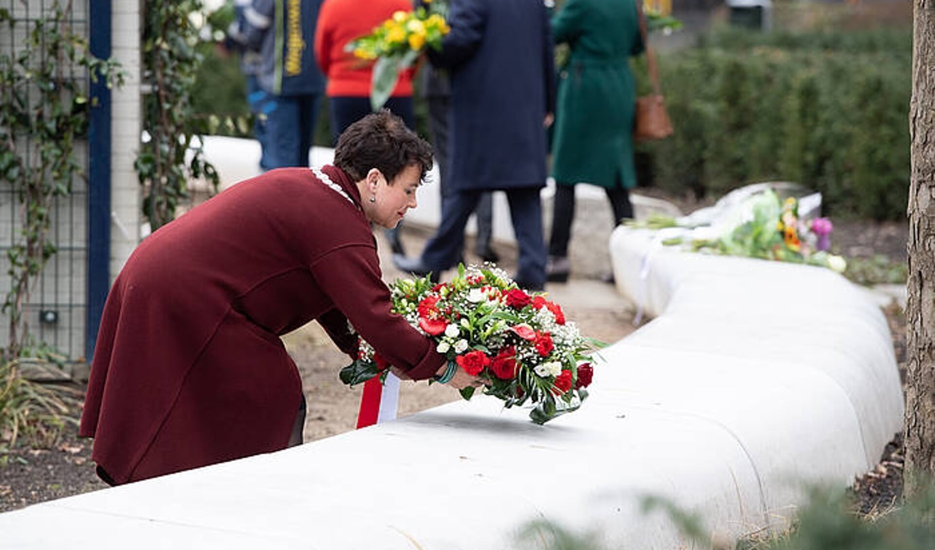 Burgemeester Dijksma legt bloemen tijdens de herdenking in 2021 