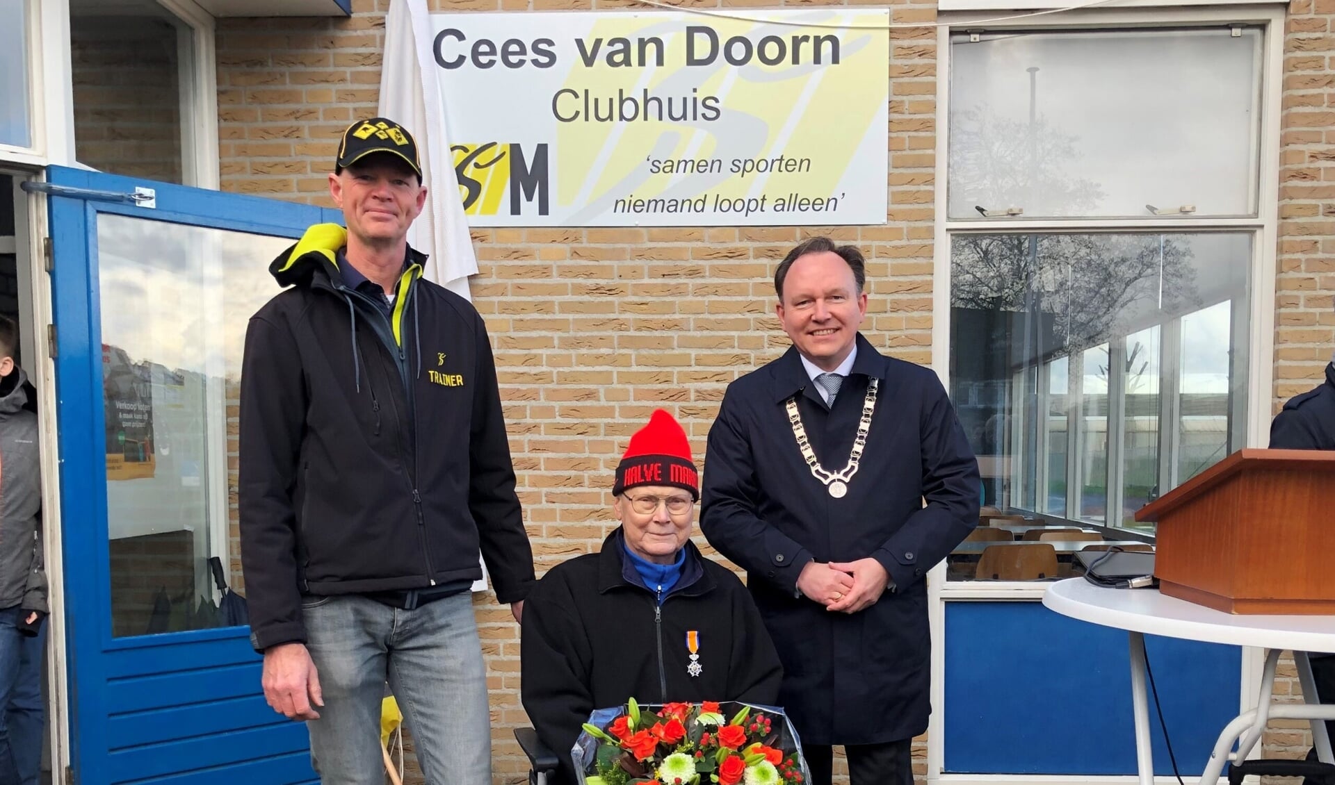  Voorzitter René Stokman van OSM’75, Cees van Doorn en burgemeester Ap Reinders  