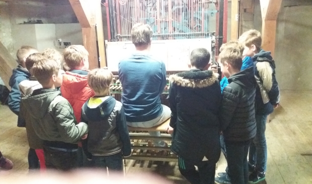 beiaardier Mathieu Polak en schoolkinderen