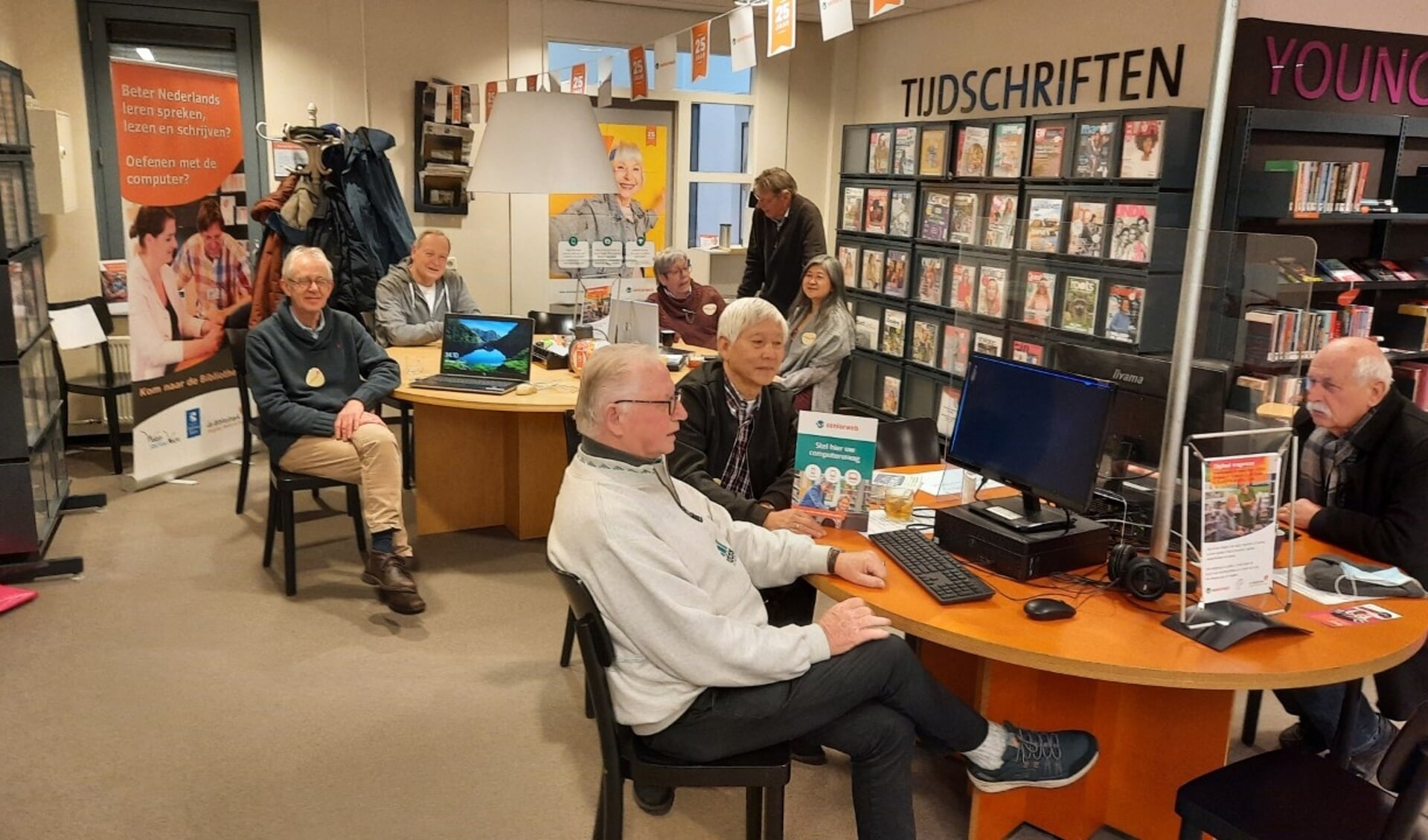 Vrijwilligers helpen met tal van zaken op digitaal gebied.