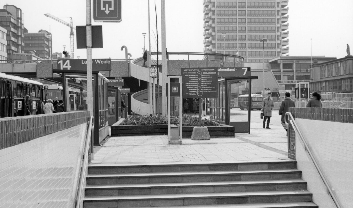 Trappen naar de schuilkelder bij het busstation in 1975.