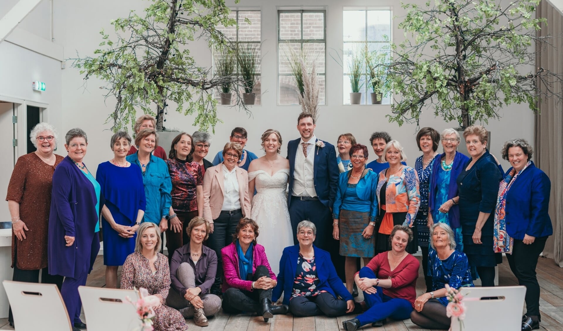 Groepsfoto TimeLEZ tijdens ons meest recente optreden in april 2022, voor, tijdens en na de trouwceremonie van onze dirigente Floor 