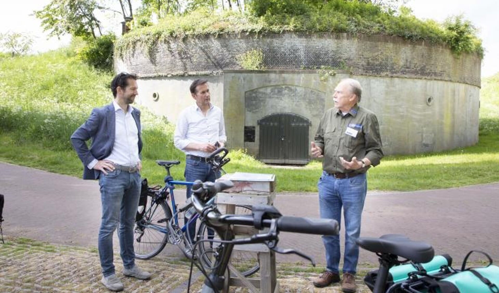 Wim van Schaik, vrijwillig fortwachter van Natuurmonumenten, gaf de gedeputeerden tekst en uitleg over Fort Nieuwersluis. Foto: Gabor Nijenhuis.