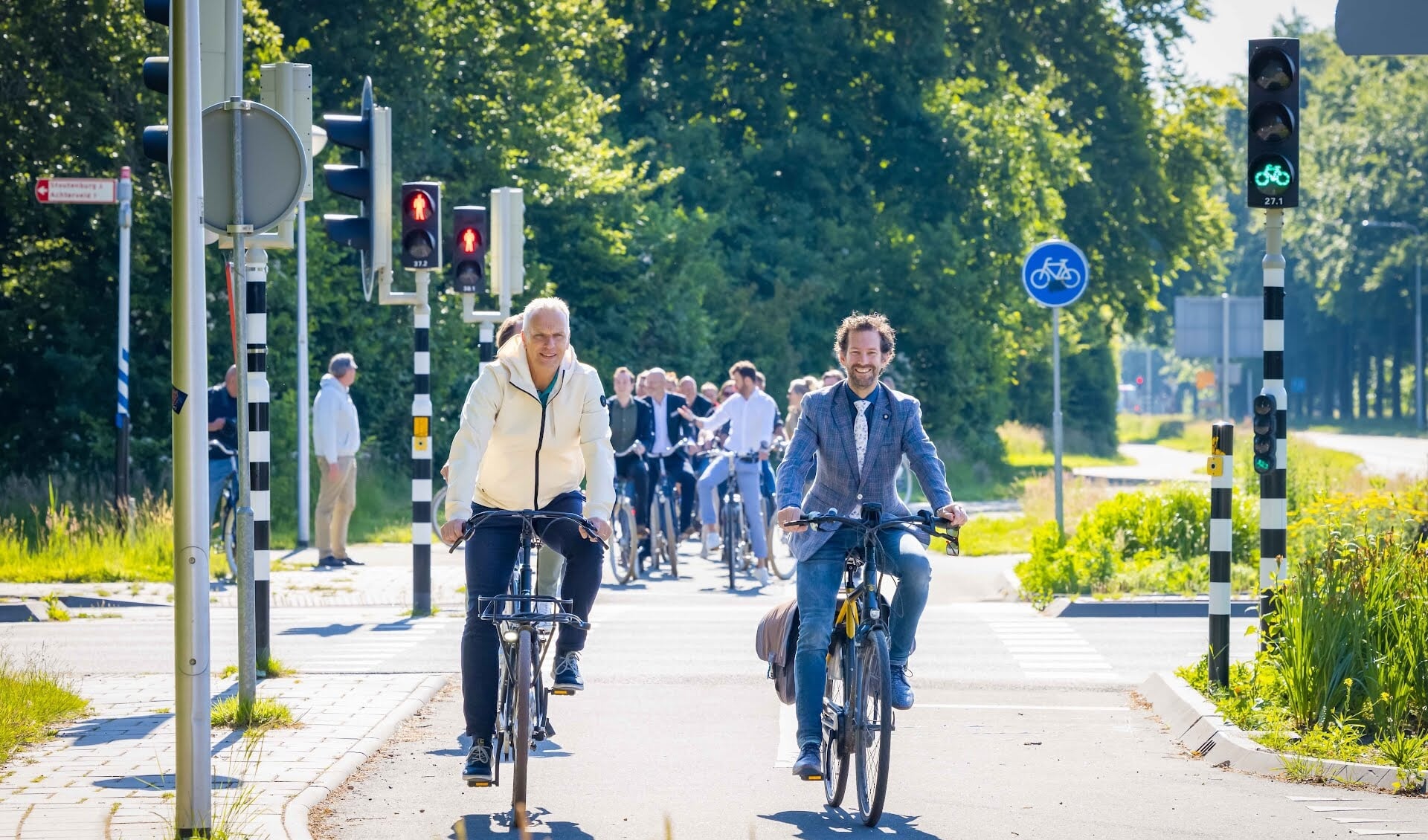 Wethouder Wim Vos van gemeente Leusden en gedeputeerde provincie Utrecht Arne Schaddelee hadden dankzij Schwung de groene golf op het fietspad. Foto: Michiel Ton. 