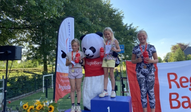 De nummers 1 2 en 3 van de jeugdloop 1,1 km. Lovine , Juna en Esley.