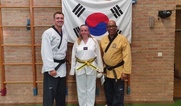links trainer Ricky Hensbroek, Gwen Vos en grootmeester Sylvestro van der Kooye