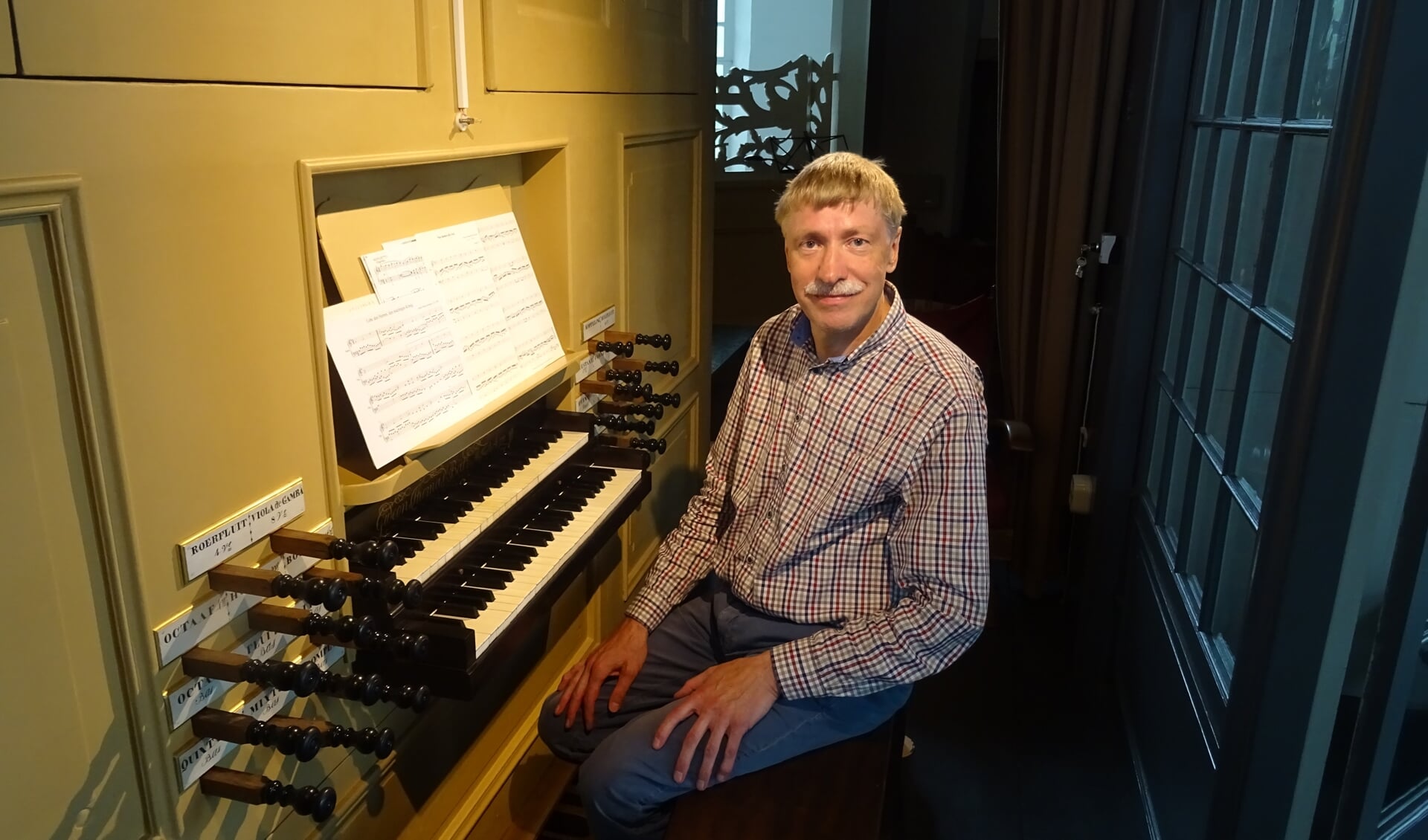 Ad van Pelt aan het Bätz-orgel van de Pieterskerk