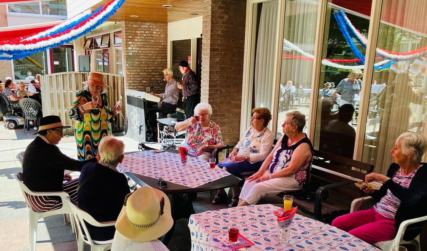 Senioren uit De Zonnewijzer aan het genieten.