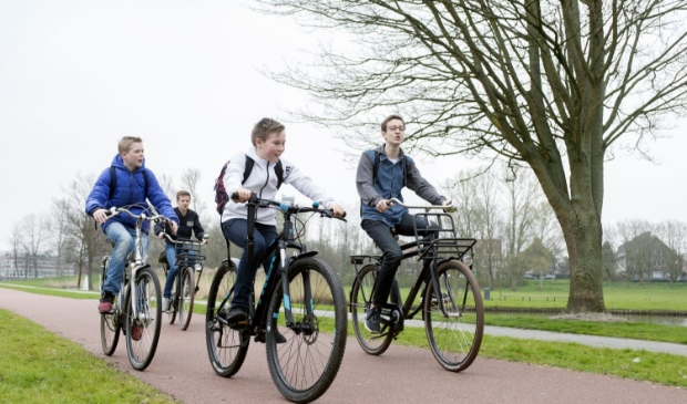 Met een fiets via Leergeld met vrienden op pad. 