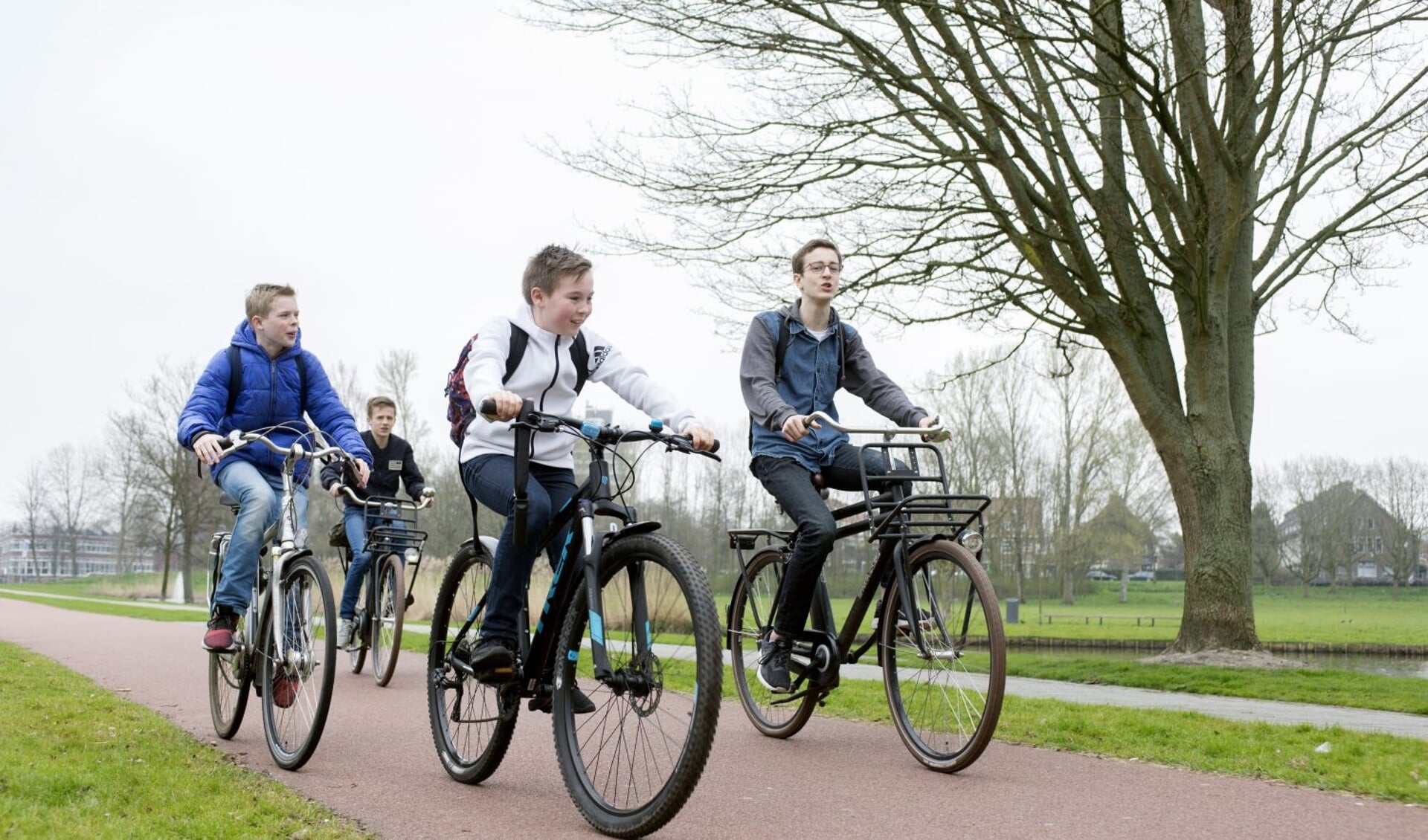 Met een fiets via Leergeld met vrienden op pad.