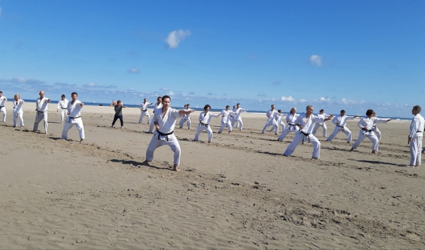 Karateka's op de jaarlijkse strandtraining 