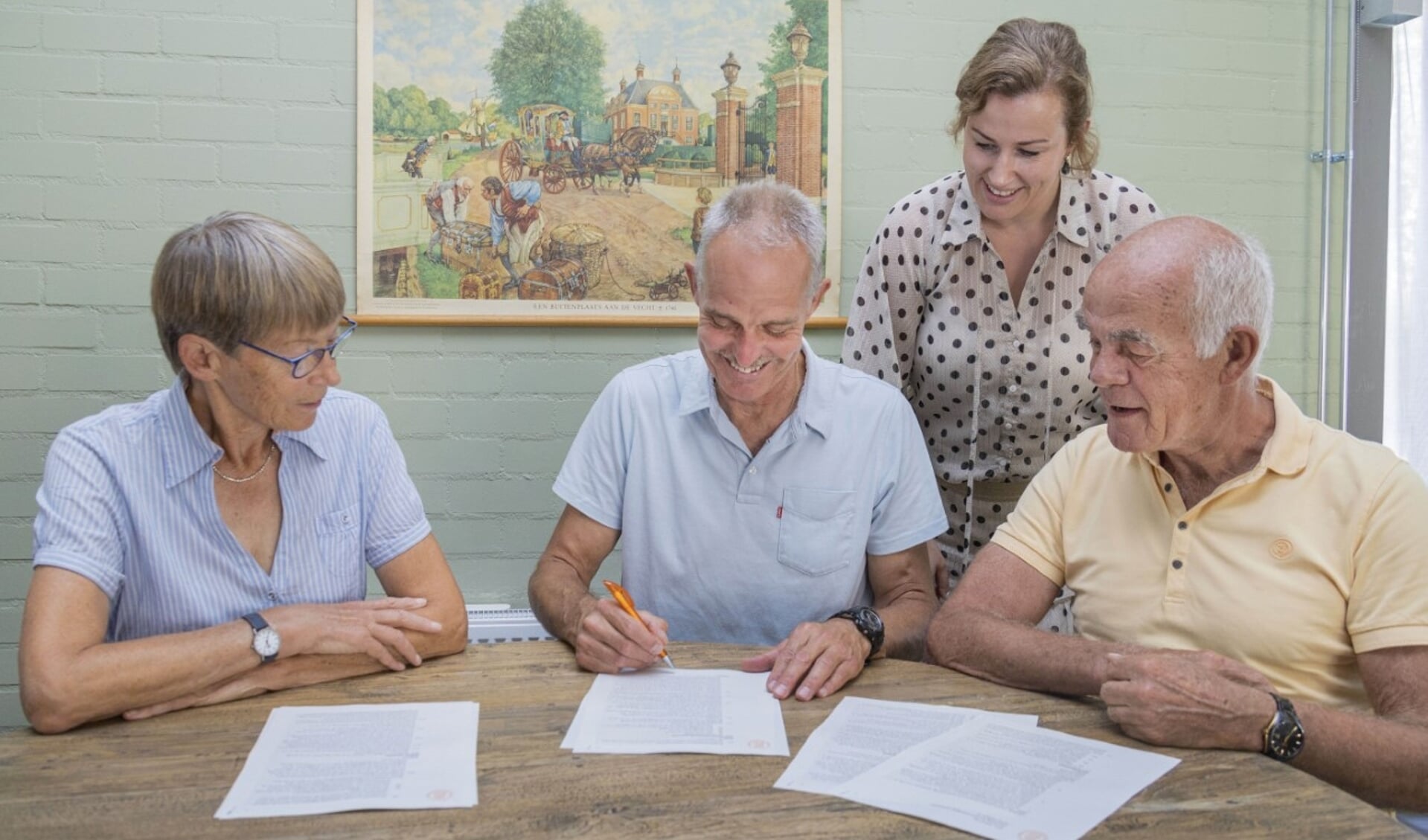 Cora Kuiper (secretaris), Jan Schrijvers (voorzitter), notaris Kruitbosch en Gerbrandt Meijers (penningmeester) tijdens de ondertekening van de oprichtingsakte. 