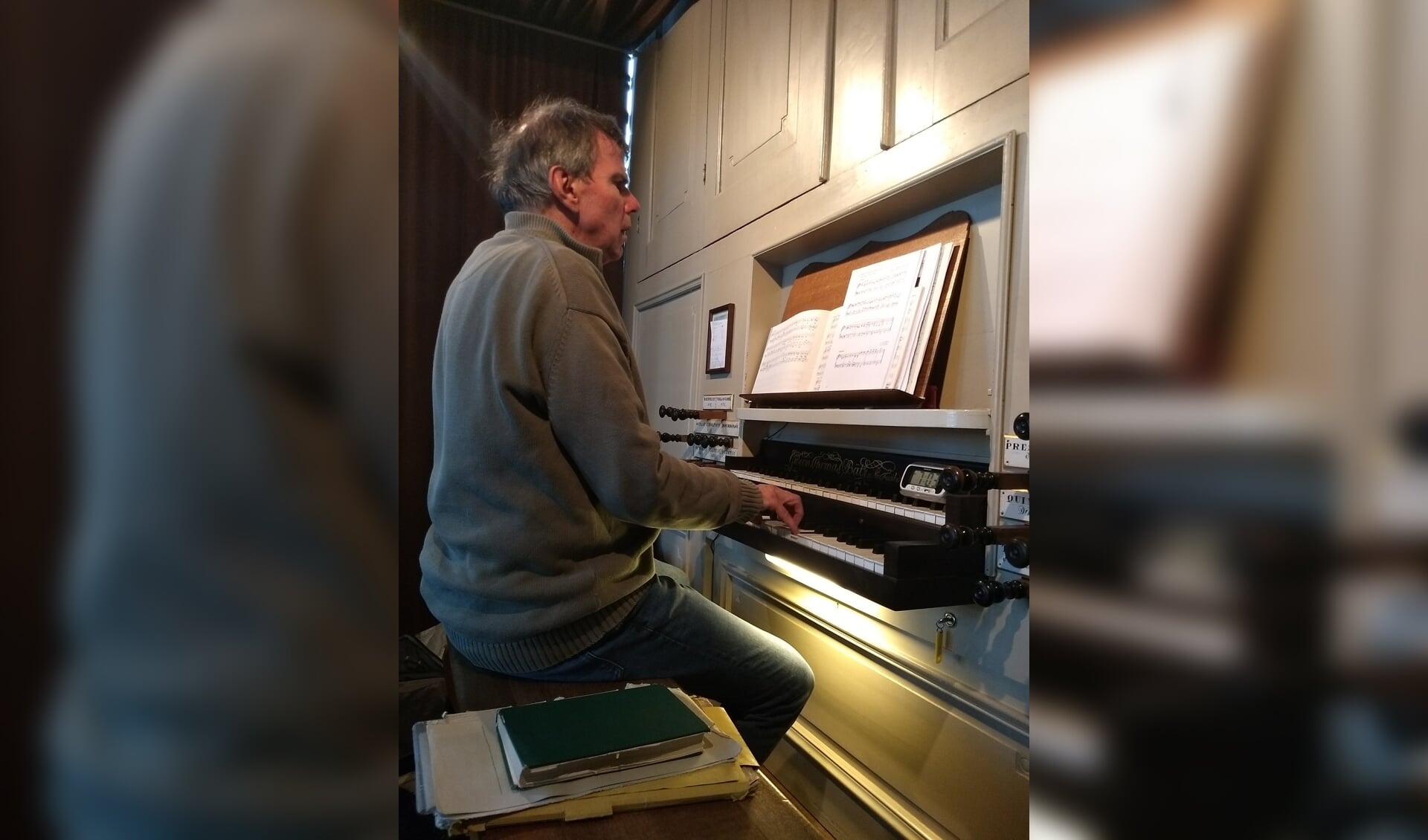 Johan Erné aan het orgel van de Pieterskerk, voor de restauratie