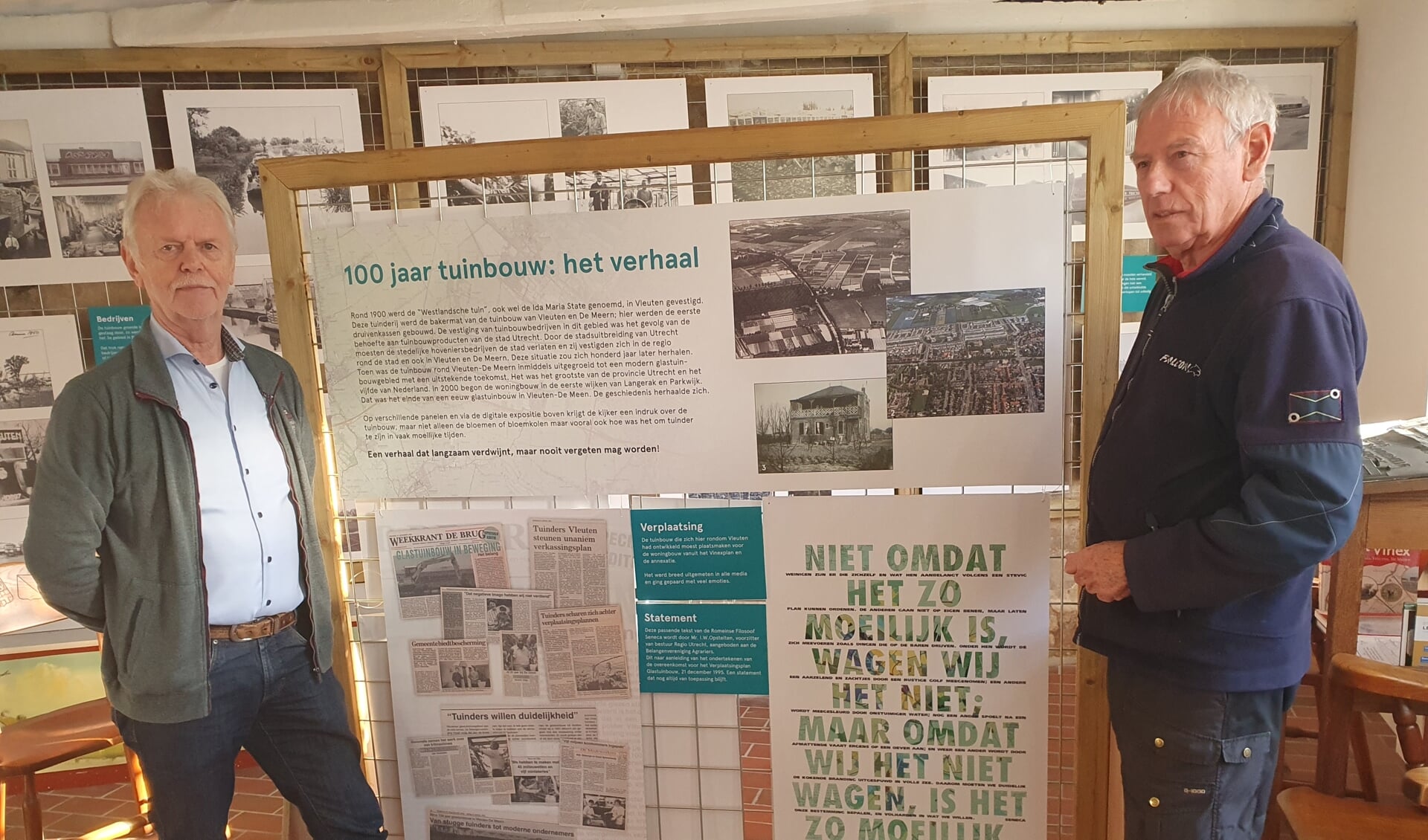 Piet en Wim (links) bij paneel tuinbouwtentoonstelling.