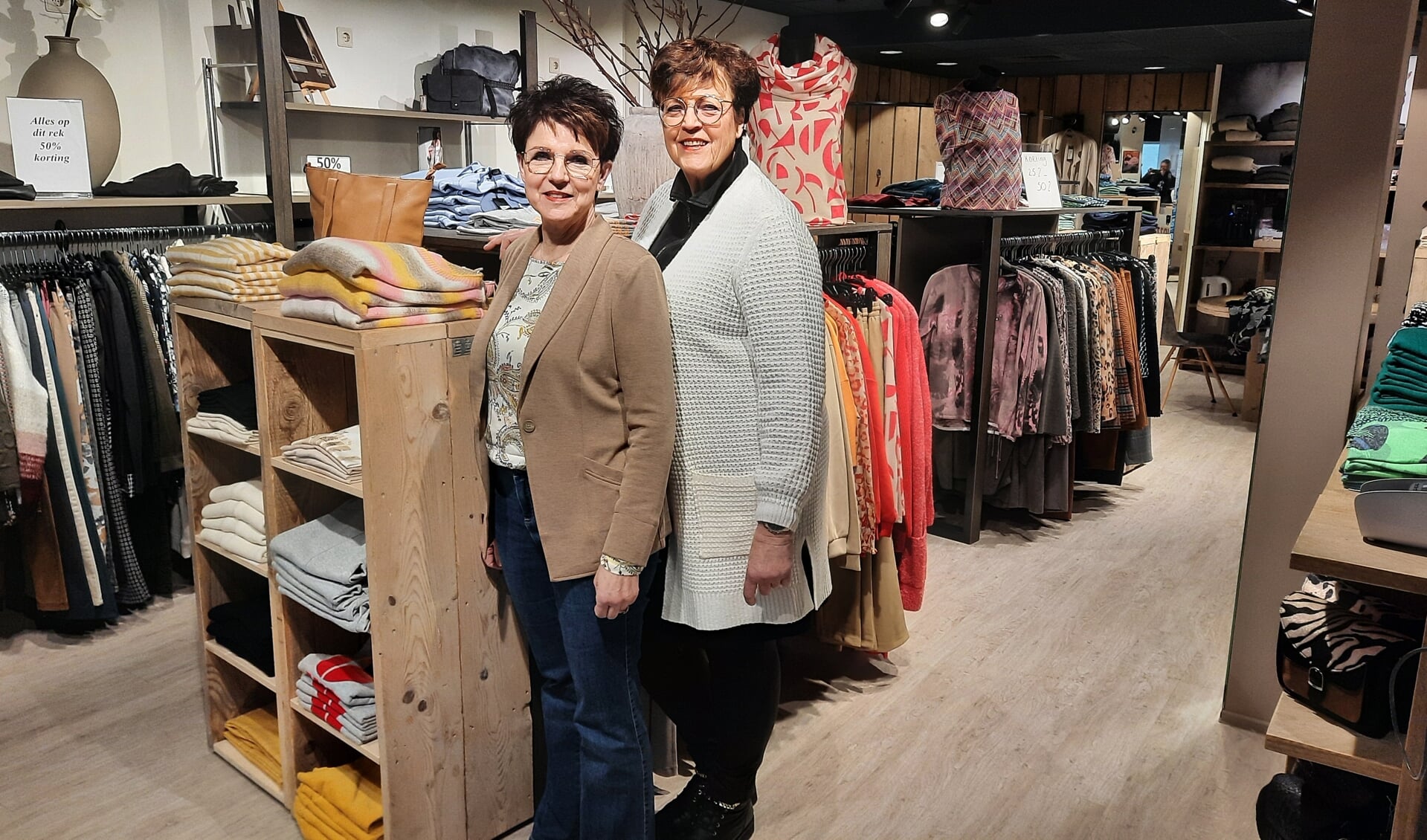 Saskia Backx en Rieneke Kroon in de gezellige winkel van Hinzz damesmode.