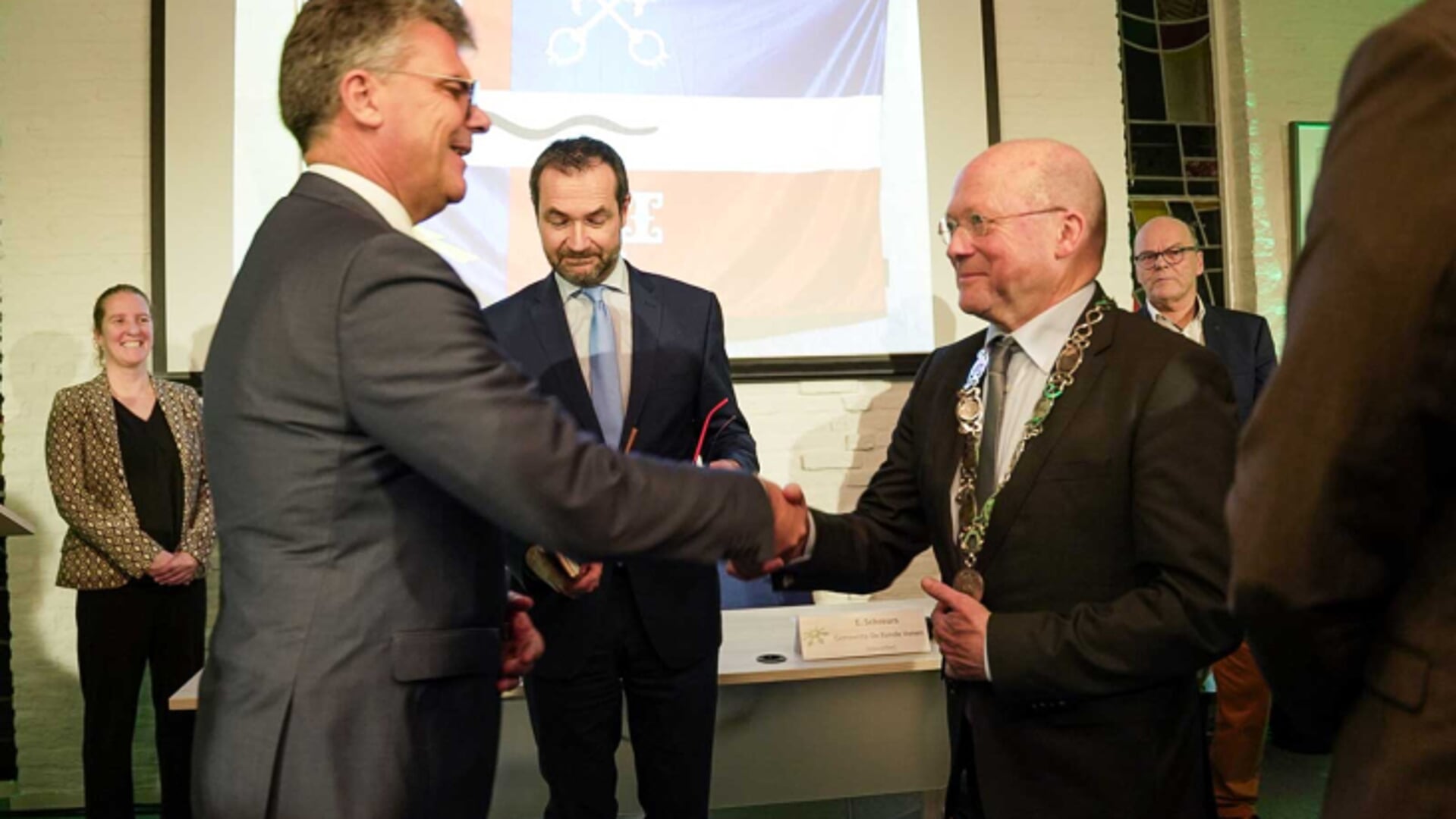 Commissaris van de Koning Hans Oosters feliciteert burgemeester Maarten Divendal