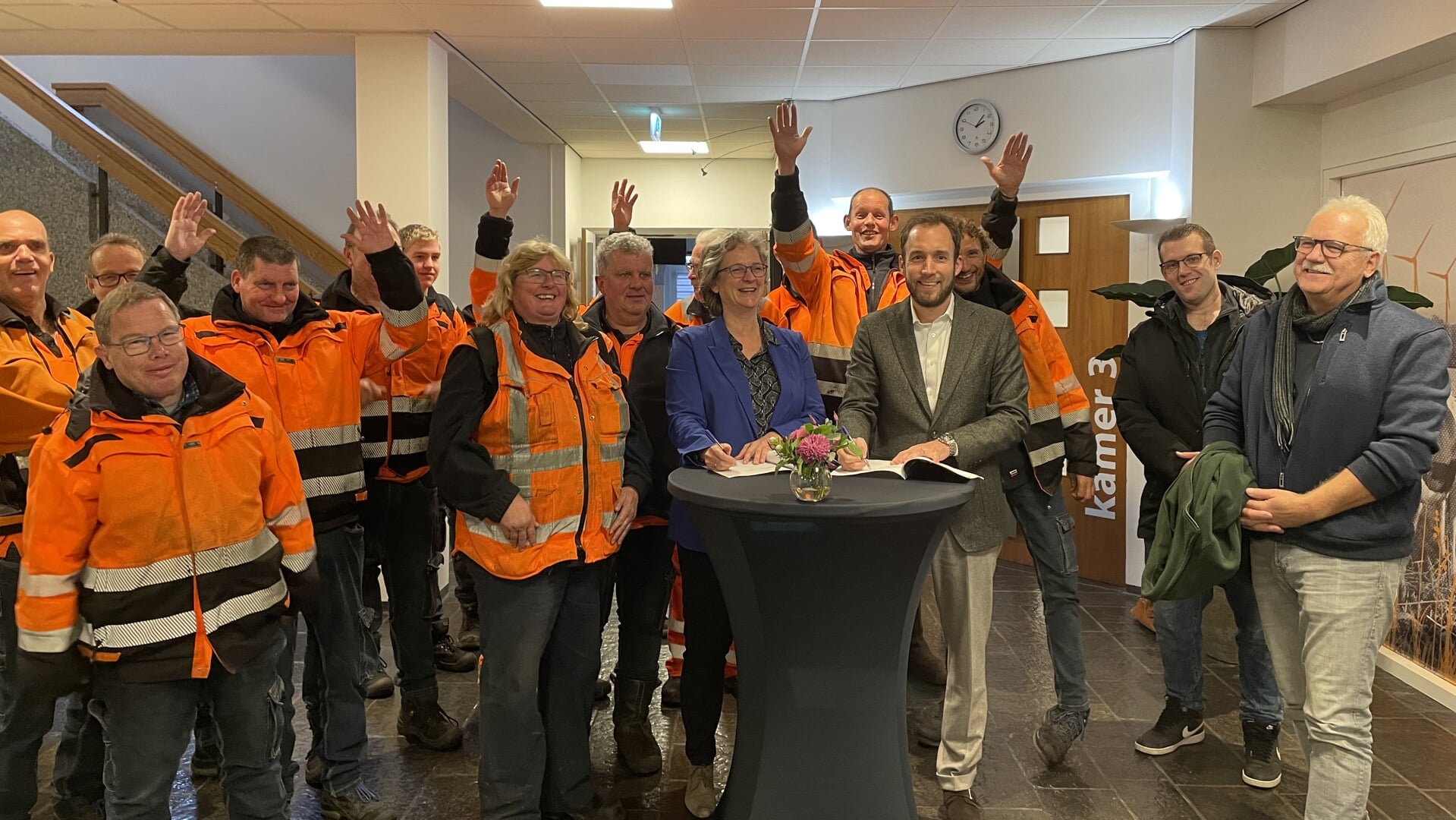 In het bijzijn van de Kansis Groen collega’s ondertekenen Maarten van der Greft (wethouder) en Yvonne Pot (directeur Kansis Groen) de samenwerkingsovereenkomst.