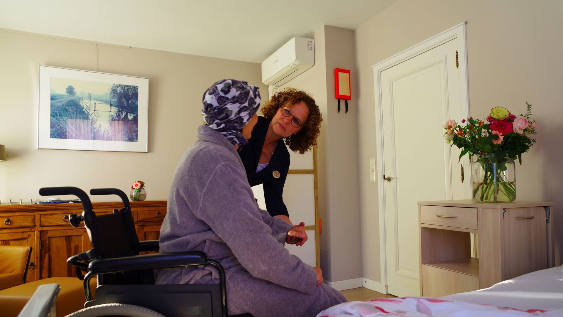 Vrijwilliger zorgt voor bewoner in Hospice de Mantelmeeuw