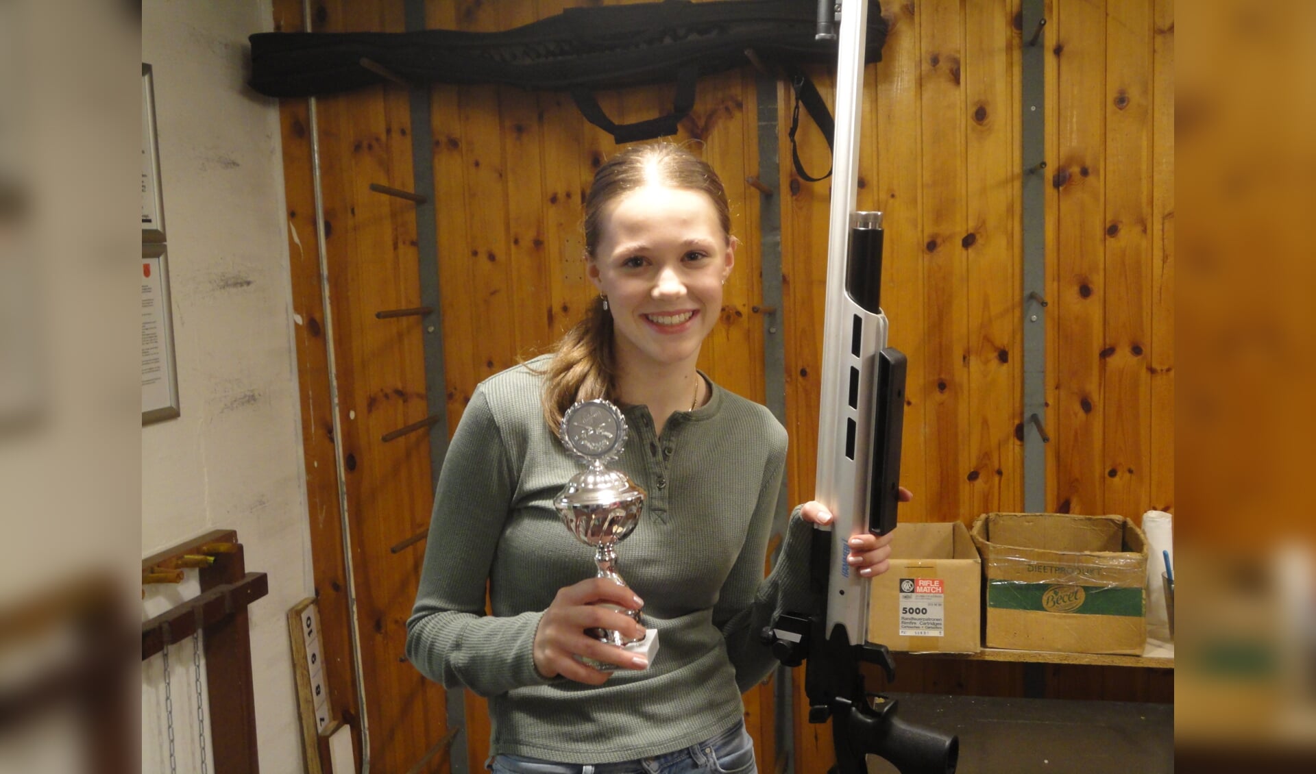 Trotse Myrthe van Kerkhof met de gewonnen beker.